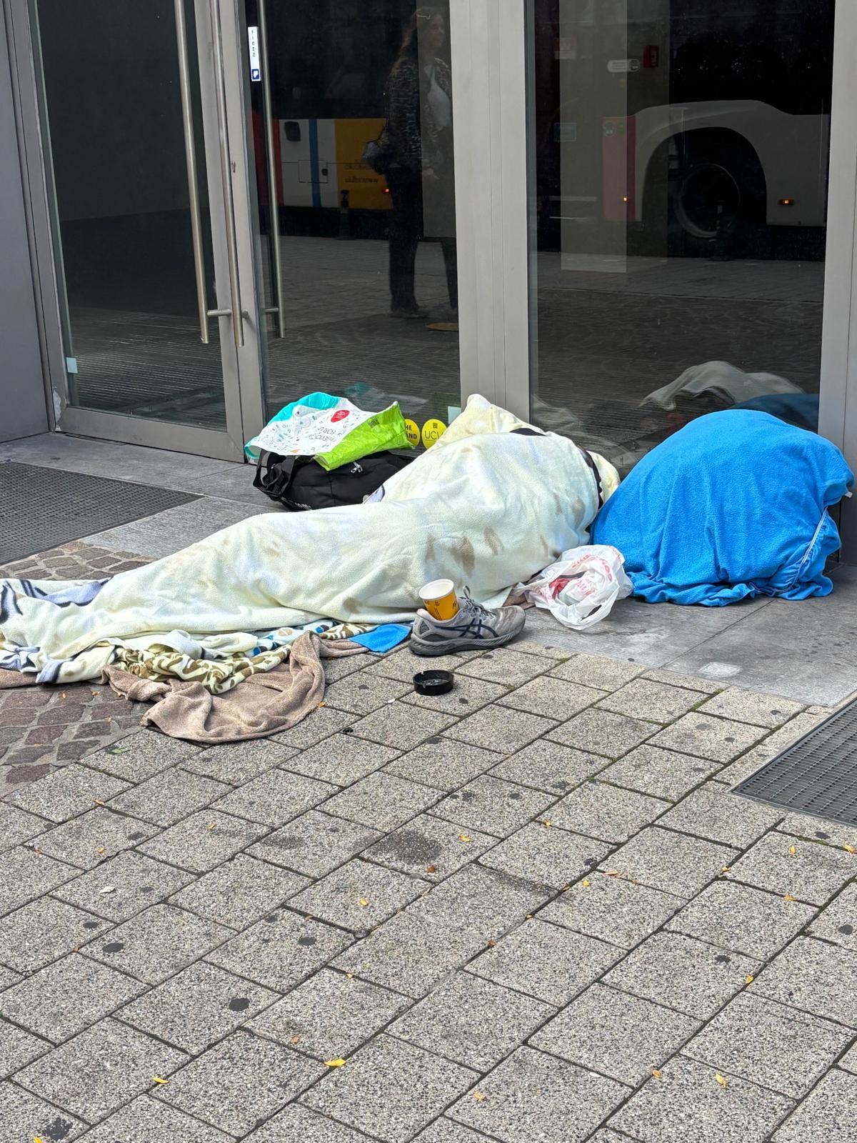 Personne qui dort à l'entrée de la gare