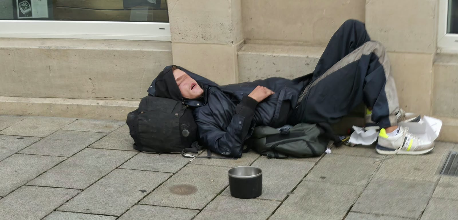 Personne endormie sur le parvis de la gare