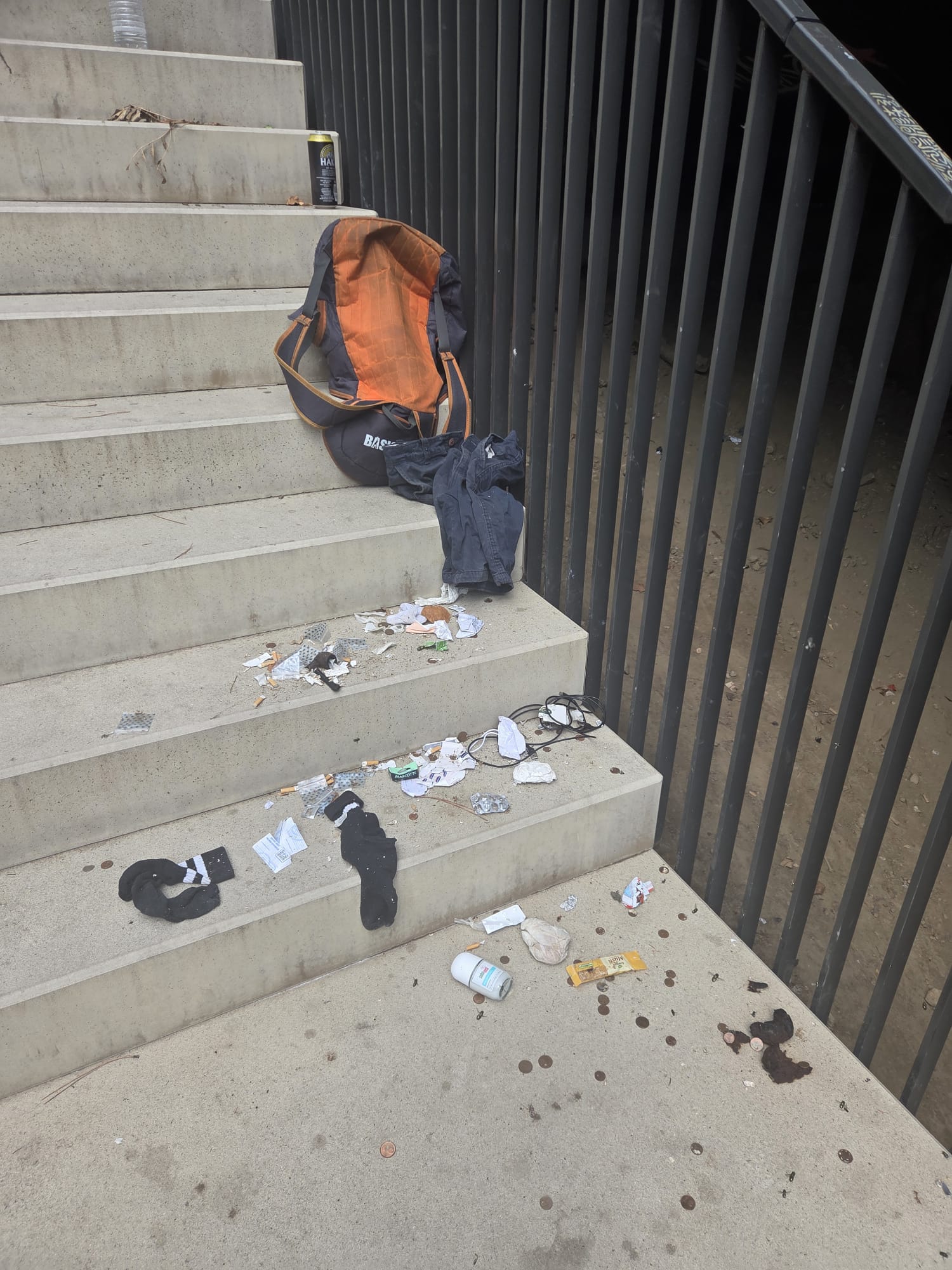 Escalier de la gare jonché de détritus